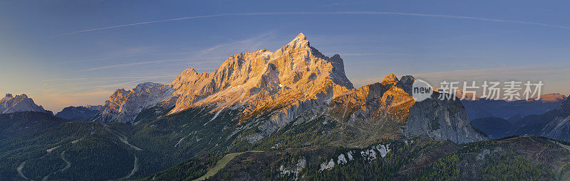 黎明时分的西维塔山(Dolomites -意大利)